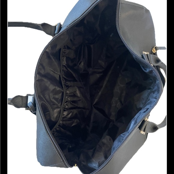 Black carry on duffle bag attaches to suitcase classic minimalist quiet luxury - Picture 5 of 7